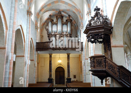 ST-Ursanne, Svizzera - CIRCA IL LUGLIO 2015 Organo e balcone nella chiesa Foto Stock