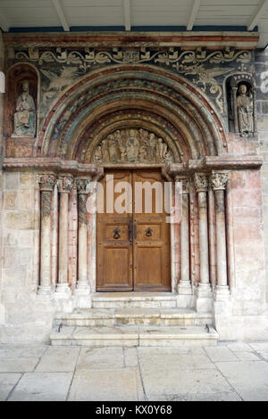 ST-Ursanne, Svizzera - CIRCA IL LUGLIO 2015 Porta della Santa Chiesa Ursicinus Foto Stock