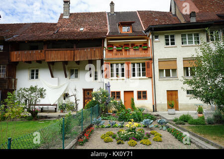 ST-Ursanne, Svizzera - CIRCA IL LUGLIO 2015 vecchia casa con giardino Foto Stock