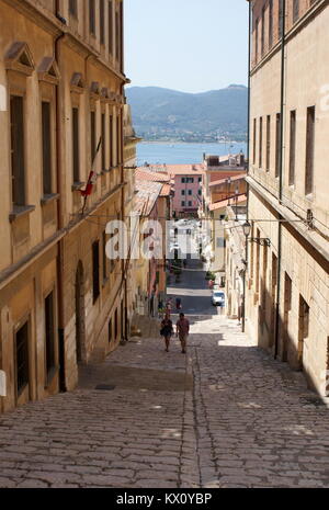 Visualizza in basso passi al porto nel centro storico della città vecchia di Portoferraio, Isola d'Elba, Italia Foto Stock