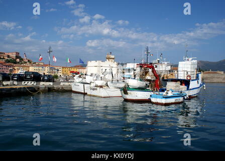 Barche da pesca nel porto di Portoferraio, Portferraio, Elba, Italia Foto Stock