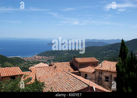 Visualizza in basso verso il mare dal villaggio di montagna di Marciana Elba, Italia Foto Stock