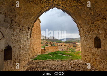 Vista sopra il villaggio abbandonato di Killit, vicino alla città di Savur e Mardin. Il villaggio era un tempo abitato dai siriani ortodossi. Foto Stock