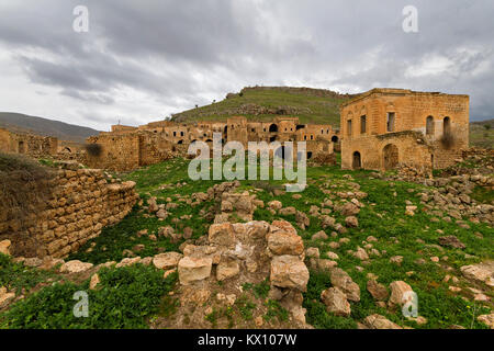 Vista sopra il villaggio abbandonato di Killit, vicino alla città di Savur e Mardin. Il villaggio era un tempo abitato dai siriani ortodossi. Foto Stock