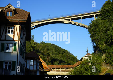 FRIBOUTG, Svizzera - circa agosto 2015 Nuovo ponte di arco concreto e case nella città vecchia Foto Stock