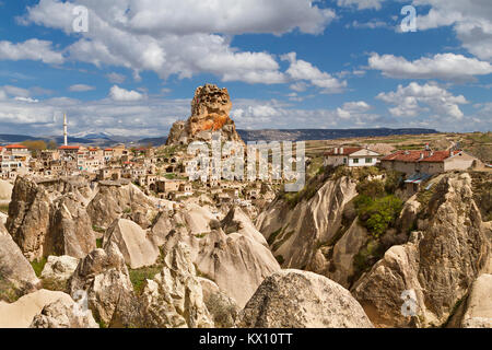 Vista sulla città di Ortahisar e grotte con il Monte Erciyes sullo sfondo, in Cappadocia, Turchia. Foto Stock