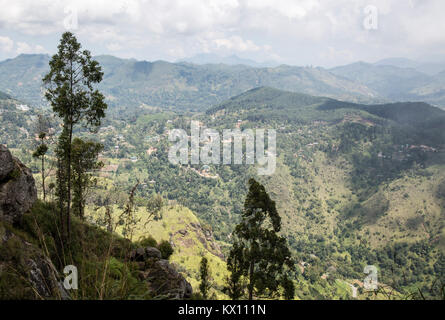 Paesaggio di campagna vista da Ella Rock mountain, Ella, Badulla District, provincia di Uva, Sri Lanka, Asia Foto Stock