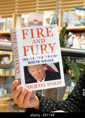 Asa Kallen-Lindh, dalla Svezia, legge la sua copia di 'fuoco e la furia', Michael Wolff esplosivo nuovo libro sul presidente americano Donald Trump, nel negozio Waterstones in Piccadilly, Londra centrale. Foto Stock
