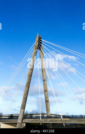 Il modo marino ponte che attraversa il lago marino a Southport in Merseyside Foto Stock