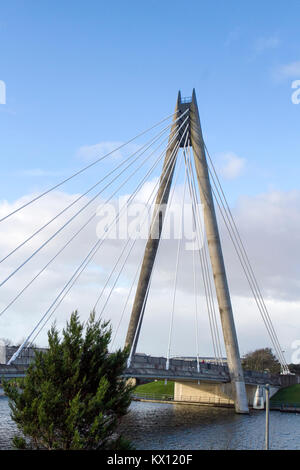 Il modo marino ponte che attraversa il lago marino a Southport in Merseyside Foto Stock