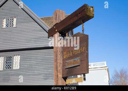 SALEM, MASSACHUSETTS - Dicembre 28, 2017: vista sulla storica Salem Witch House, ex casa del giudice Jonathan Corwin. Foto Stock