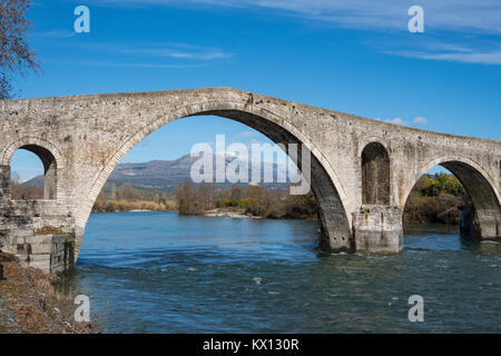 Ponte di Arta in Grecia. Un ponte in pietra che attraversa il fiume Arachthos ad ovest della città di Arta. Foto Stock