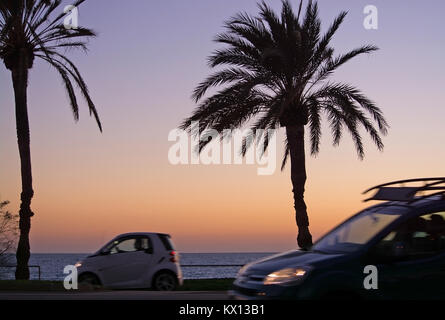 PALMA DE MALLORCA, Spagna - 4 gennaio 2018: oceano orizzonte e il traffico sul Paseo Maritimo dopo il tramonto al tramonto su Gennaio 4, 2018 in Palma de Mallorca Foto Stock