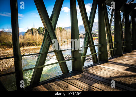 Malsicuro ponte sul fiume Foto Stock