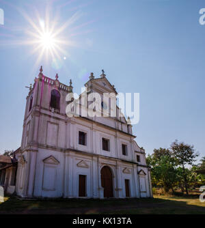 Goa, India - 20 Dicembre 2018 : una bella Chiesa di Goa, India. Goa è una popolare destinazione turistica in India Foto Stock