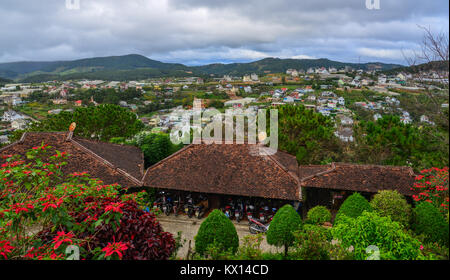 Dalat, Vietnam - 25 Nov 2017. Vista aerea di vecchie case con il paesaggio sullo sfondo di Dalat, Vietnam. Foto Stock