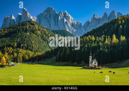 La Val di Funes e la chiesa di San Giovanni con vista sulle Dolomiti, Alto Adige, Italia, Europa. Foto Stock