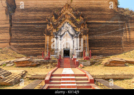 Mingun Pahtodawgyi pagoda in Mingun, Myanmar Foto Stock