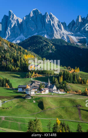 La Val di Funes e il borgo di Santa Maddalena con vista sulle Dolomiti, Alto Adige, Italia, Europa. Foto Stock