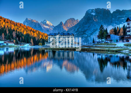 Lago di Misurina con riflessi e caduta delle foglie di colore, vicino a Auronzo di Cadore, Alpi Dolomitiche, Belluno, Italia, Europa. Foto Stock