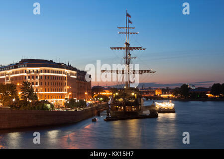 San Pietroburgo, Russia - Giugno 18, 2017: vista del Flying Dutchman barca a vela sul terrapieno Mytninskaya in una notte d'estate di San Pietroburgo Foto Stock