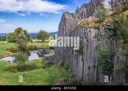 Famoso colonnari basaltici snodato rock formazione Panska Skala (del Signore Rock) o organo a canne in Kamenicky Senov città in Repubblica Ceca Foto Stock