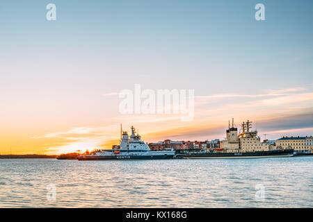 Helsinki, Finlandia. Vista di Stato finlandese di proprietà Kontio rompighiaccio e rompighiaccio finlandesi della classe Atle Sisu. Foto Stock