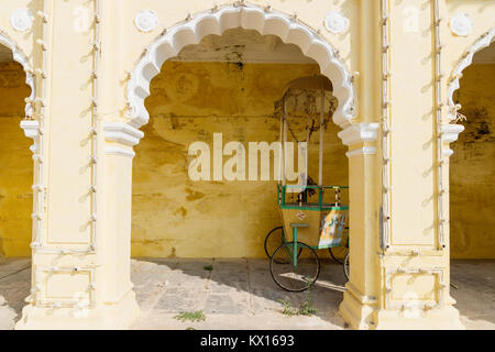 Carrello a Mysore Palace sotto arcate, Mysore, India Foto Stock