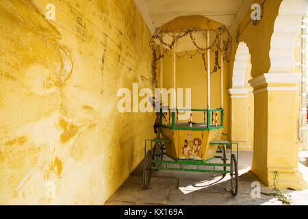 Carrello a Mysore Palace sotto arcate, Mysore, India Foto Stock