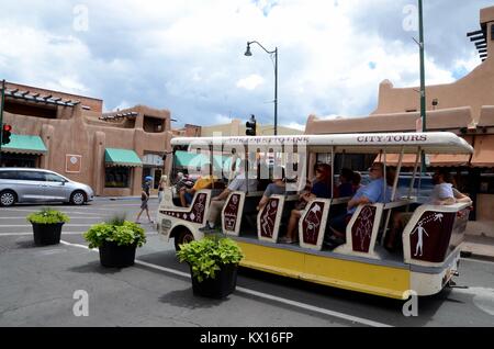 I turisti di marcia di un piccolo autobus a santa fe in Nuovo Messico nei pressi di Plaza Foto Stock