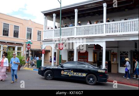 Santa Fe la polizia al di fuori di thunderbird bar e grill, il plaza SF New Mexico Foto Stock