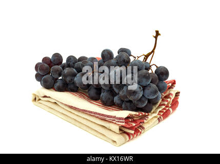 Le uve rosse isolate su un tovagliolo rustico Foto Stock