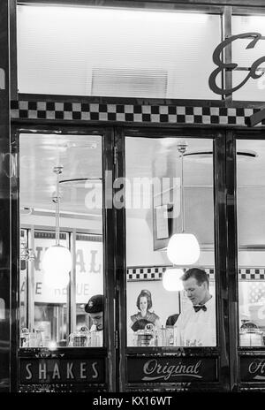 Guardando attraverso la finestra in Eds facile Diner su Old Compton Street, Soho, Londra, Inghilterra, degli anni ottanta Foto Stock