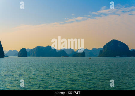 Pomeriggio alla Baia di Ha Long, Vietnam Foto Stock