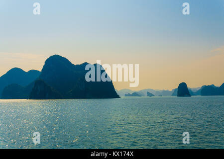 Pomeriggio alla Baia di Ha Long, Vietnam Foto Stock