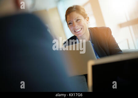 Business Partner incontro nella lobby di office Foto Stock