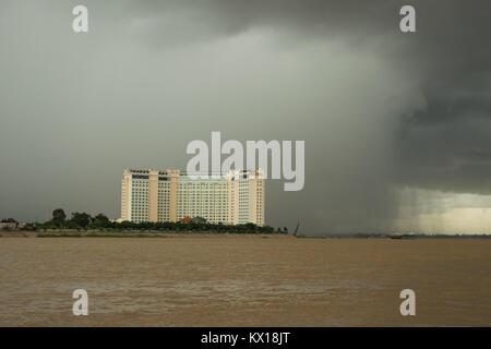 Nuvole scure e forti piogge monsoniche cadere sulla confluenza del Tonle Sap e il fiume Mekong, Sisowath Quay, Phnom Penh, Cambogia, sud-est asiatico Foto Stock