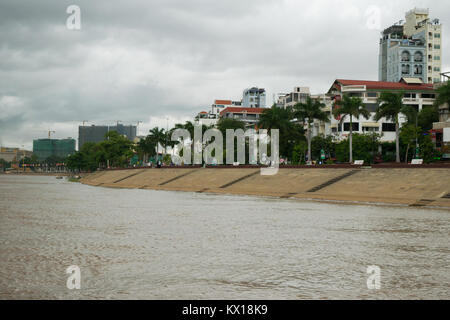 Sisowath Quay fiancheggiate da palme. Il Tonle Sap riverfront a Phnom Penh in Cambogia, il Sud Est Asiatico, il più lato turistico di Phnom Penh, appartamenti Foto Stock