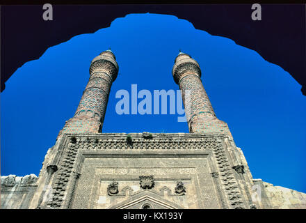 Çifte Minerali Medrese, o doppio minareto Madrasa (costruito 1271-72) un ex Seljuk scuola islamica a Sivas, Turchia Foto Stock