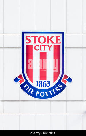 La cresta di Stoke City Football Club adorna il bet365 Stadium di Manchester, Inghilterra. Foto Stock