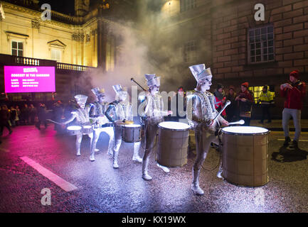 Scintilla batteristi LED intrattenere folle sulla Montagnola come parte dell'Hogmanay di Edimburgo celebrazioni 2017/18. Foto Stock