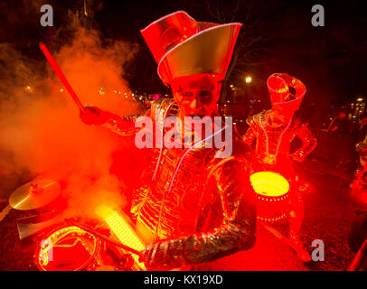 Scintilla batteristi LED intrattenere folle sulla Montagnola come parte dell'Hogmanay di Edimburgo celebrazioni 2017/18. Foto Stock