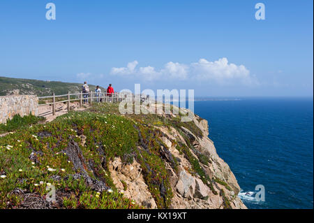 Tre i turisti a piedi su una scogliera della punta occidentale dell Europa continentale chiamato Cabo de Roca, Sintra, Portogallo. Foto Stock