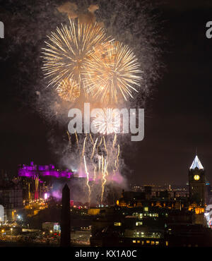 Fuochi d'artificio sopra il Castello di Edinburgo e parte del 2018 Edimburgo Capodanno. Foto Stock