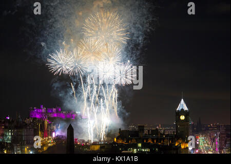 Fuochi d'artificio sopra il Castello di Edinburgo e parte del 2018 Edimburgo Capodanno. Foto Stock