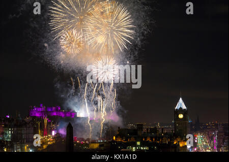 Fuochi d'artificio sopra il Castello di Edinburgo e parte del 2018 Edimburgo Capodanno. Foto Stock