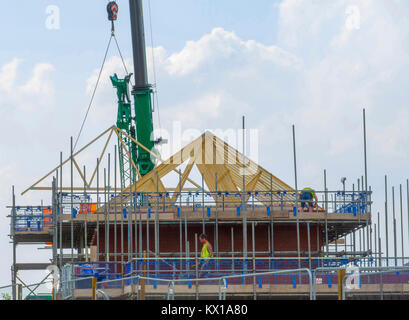 Di formatura dei blocchi di legno del tetto sulla nuova casa, Grantham, Lincolnshire, Engalnd, U.K. Foto Stock