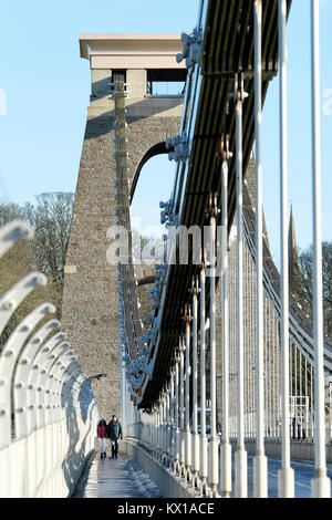 Una coppia asiatica, l uomo e la donna, tenendo le mani. tenendo un vivace inverno passeggiata attraverso il ponte sospeso di Clifton, Bristol.La sua una fredda e soleggiata giornata invernale Foto Stock