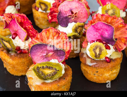 Progettato artigianale torte fatte da Helen Bakunowicz dal Bakemonger a Frome mercato indipendente. Foto Stock