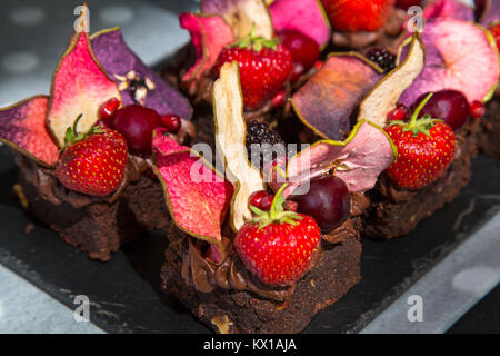 Progettato artigianale torte fatte da Helen Bakunowicz dal Bakemonger a Frome mercato indipendente. Foto Stock